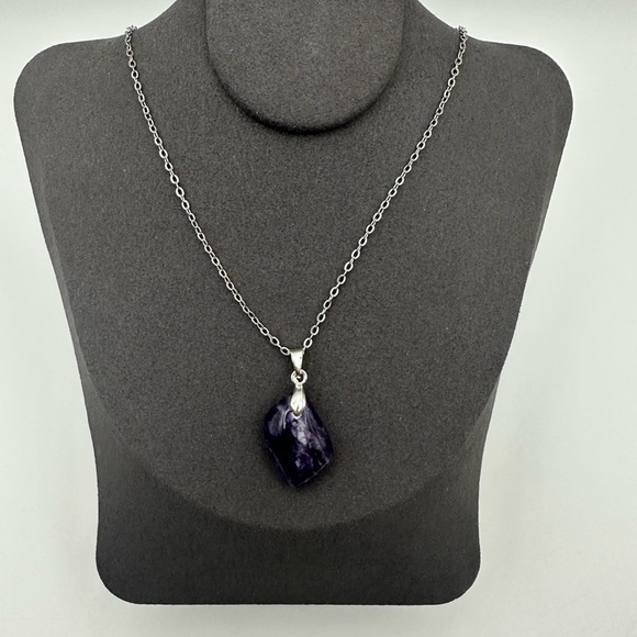 Chaorite Leaf Shaped Pendant Necklace on Copper Bail and Chain - Picture 5 of 9